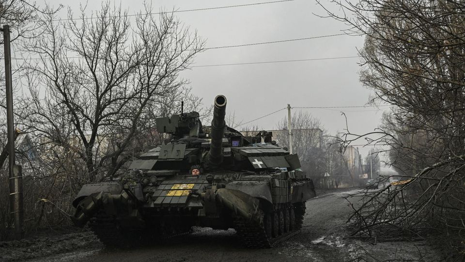 Ukrainischer Kampfpanzer in der Nähe von Bachmut.