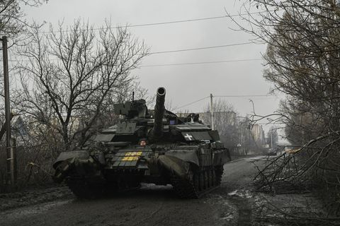 Ukrainischer Kampfpanzer in der Nähe von Bachmut.