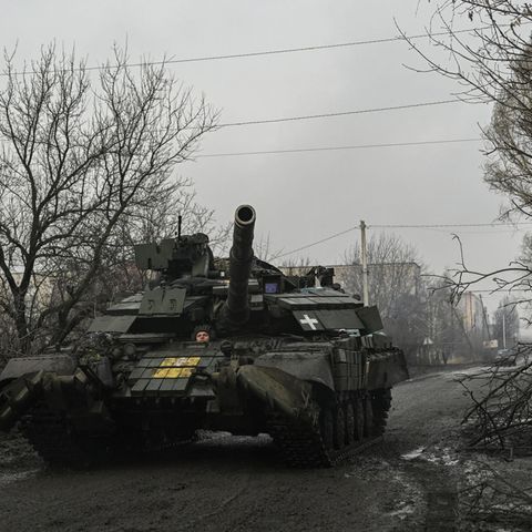 Ukrainischer Kampfpanzer in der Nähe von Bachmut.