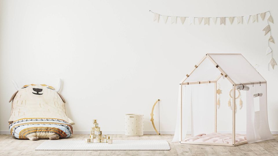 Ein in Beige-Tönen eingerichtetes Kinderzimmer