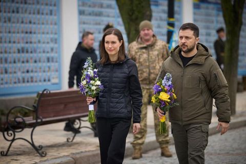 Finnlands Ministerpräsidentin Sanna Marin und der ukrainischen Präsident Wolodymyr Selensky