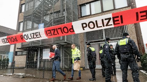 Polizeibeamte stehen vor dem Gebäude der Zeugen Jehovas im Stadtteil Hamburg-Alsterdorf
