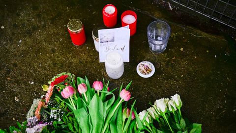 Blumen und Kerzen nach Amoklauf in Groß Borstel (Hamburg)