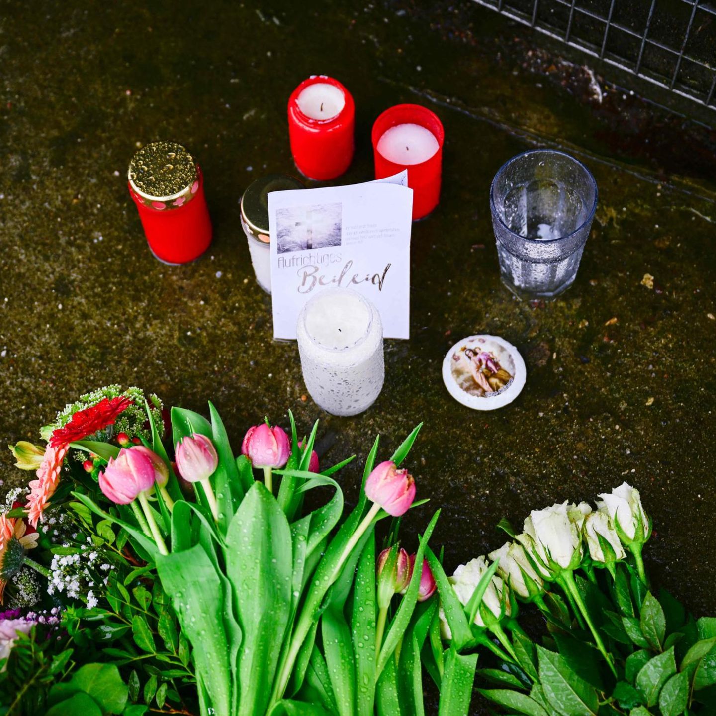 Blumen und Kerzen nach Amoklauf in Groß Borstel (Hamburg)