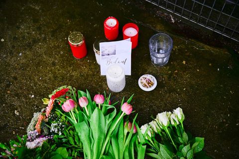 Blumen und Kerzen nach Amoklauf in Groß Borstel (Hamburg)