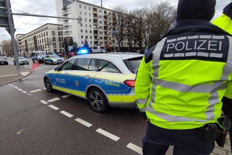 Polizeifahrzeuge stehen auf einer Straße in Karlsruhe