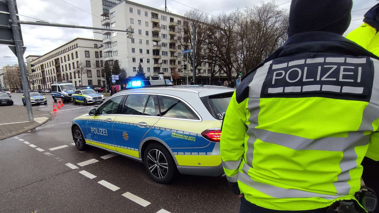 Polizeifahrzeuge stehen auf einer Straße in Karlsruhe