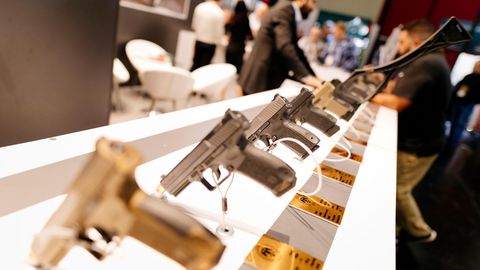 Pistolen auf der Enforce Tac Polizei- und Sicherheitsmesse in der Nürnberger Messe. 