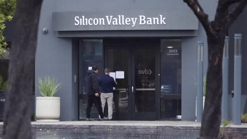 Video: US-Börsen fallen nach größtem Bankenkollaps seit Finanzkrise