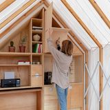 Im hinteren Bauteil wurde eine Regalwand integriert.