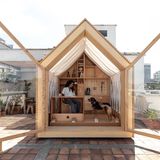 Die verglaste Doppeltür lässt sich weit öffnen.