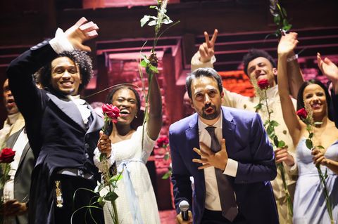 Autor und Darsteller des Musicals "Hamilton" stehen auf einer Bühne