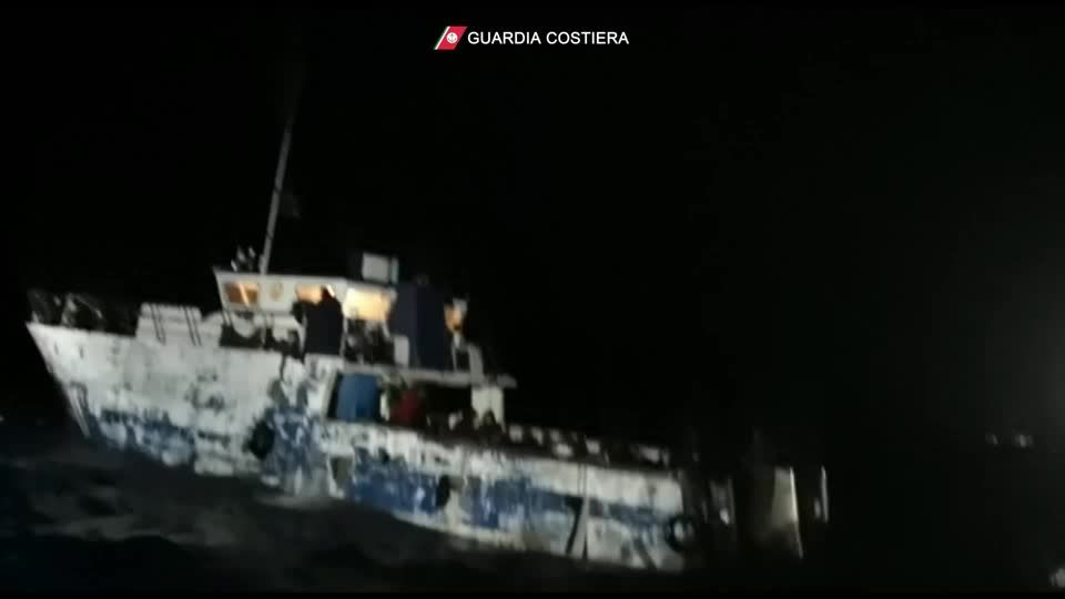 Video: Über 1000 Migranten nach Mittelmeer-Rettungsaktion in Italien an Land gebracht