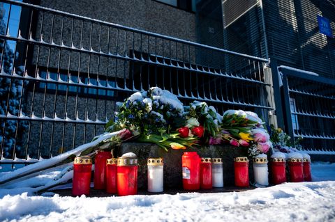 Blumen und Kerzen liegen und stehen im Stadtteil Alsterdorf vor dem Eingang zu einer Kirche der Zeugen Jehovas