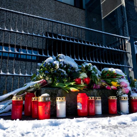 Blumen und Kerzen liegen und stehen im Stadtteil Alsterdorf vor dem Eingang zu einer Kirche der Zeugen Jehovas