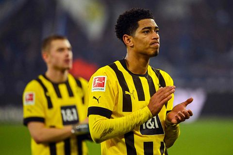 Jude Bellingham, ein Fußballer im schawrz-gelben Trikot von Borussia Dortmund, schaut enttäuscht