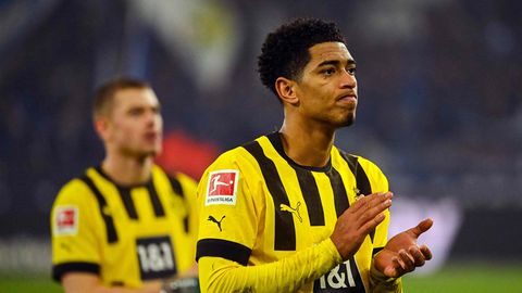 Jude Bellingham, ein Fußballer im schawrz-gelben Trikot von Borussia Dortmund, schaut enttäuscht
