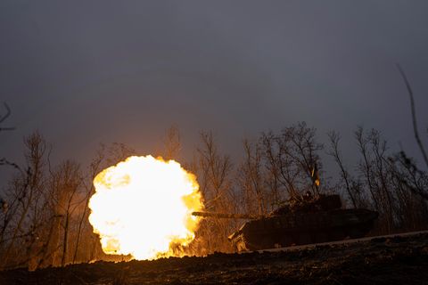 Ein ukrainischer Panzer feuert auf russische Stellungen an der Frontlinie.