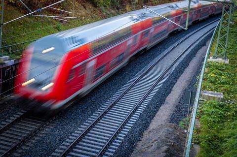 Ein Nahverkehrszug fährt über die neu gebaute Bahnstrecke zum Schweriner Hauptbahnhof.