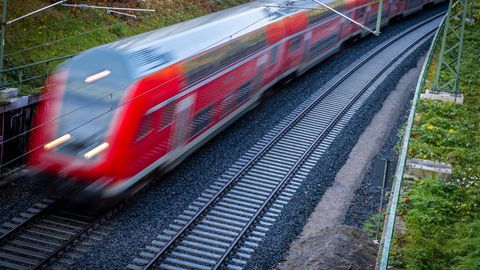 Ein Nahverkehrszug fährt über die neu gebaute Bahnstrecke zum Schweriner Hauptbahnhof.