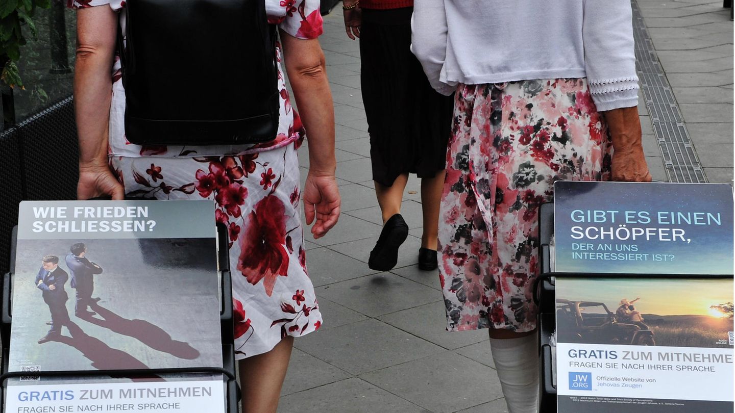 Ein bekanntes Bild: Zwei Anhängerinnen der Zeugen Jehovas ziehen Trolleys mit Infobroschüren hinter sich her.