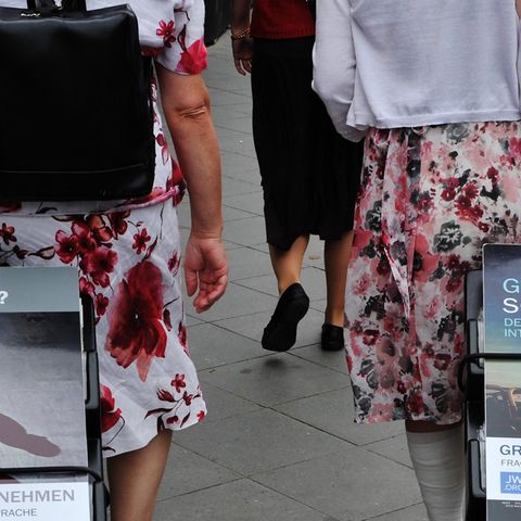 Ein bekanntes Bild: Zwei Anhängerinnen der Zeugen Jehovas ziehen Trolleys mit Infobroschüren hinter sich her.