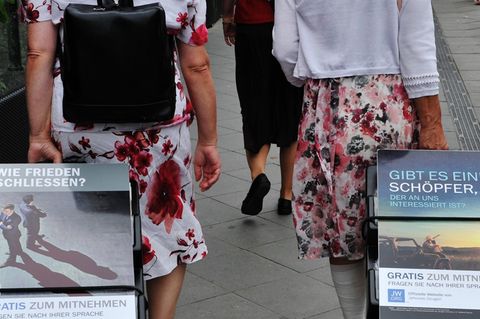 Ein bekanntes Bild: Zwei Anhängerinnen der Zeugen Jehovas ziehen Trolleys mit Infobroschüren hinter sich her.