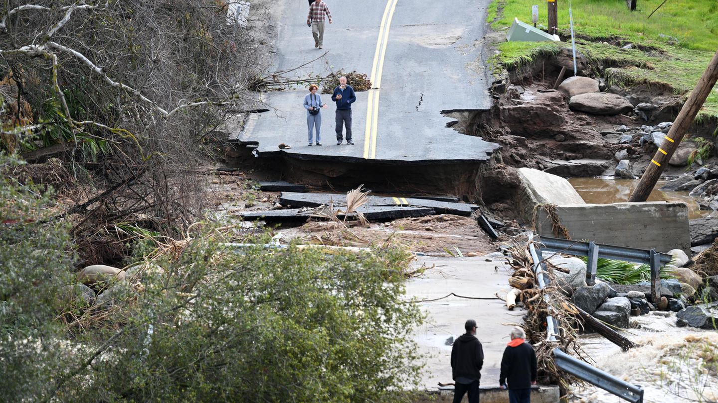 Auch an anderen Orten in Kalifornien hinterließen die schweren Regenfälle und daraus resultierende Überschwemmungen Spuren. In Springville etwa, wo der Fluss Tule Teile einer Straße wegriss. Anwohner stehen auf beiden Seiten des klaffenden Lochs und begutachten die Schäden