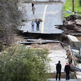 Auch an anderen Orten in Kalifornien hinterließen die schweren Regenfälle und daraus resultierende Überschwemmungen Spuren. In Springville etwa, wo der Fluss Tule Teile einer Straße wegriss. Anwohner stehen auf beiden Seiten des klaffenden Lochs und begutachten die Schäden