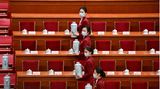 Peking, China. Selbst der härteste Funktionär braucht ab und zu eine Erfrischung. Vor der fünften Sitzung des Nationalen Volkskongresses schenken daher diese Damen Tee aus. Natürlich in Reih' und Glied.