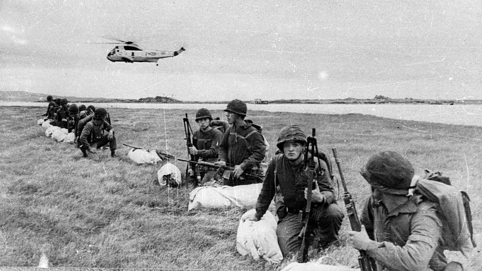 Bewaffnete Soldaten während des Krieges zwischen Großbritannien und Argentinien um die Falklandinseln Bewaffnete Soldaten während des Krieges zwischen Großbritannien und Argentinien um die Falklandinseln
