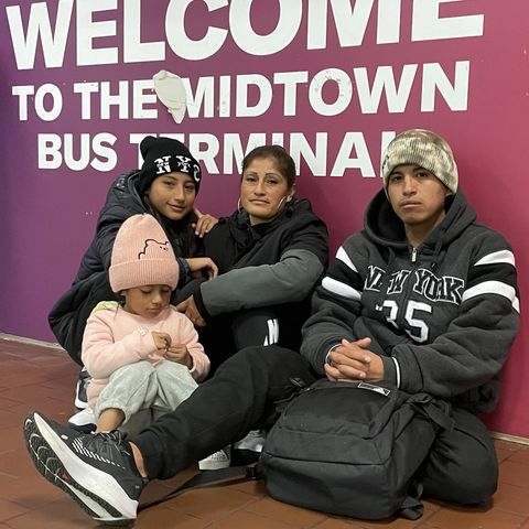 Gustavo (r.) sitzt mit seiner Frau Karina (M) und ihren beiden Töchtern am Busbahnhof in New York. Die Familie aus Ecuador hofft wie viele andere auf ein besseres Leben in den USA.