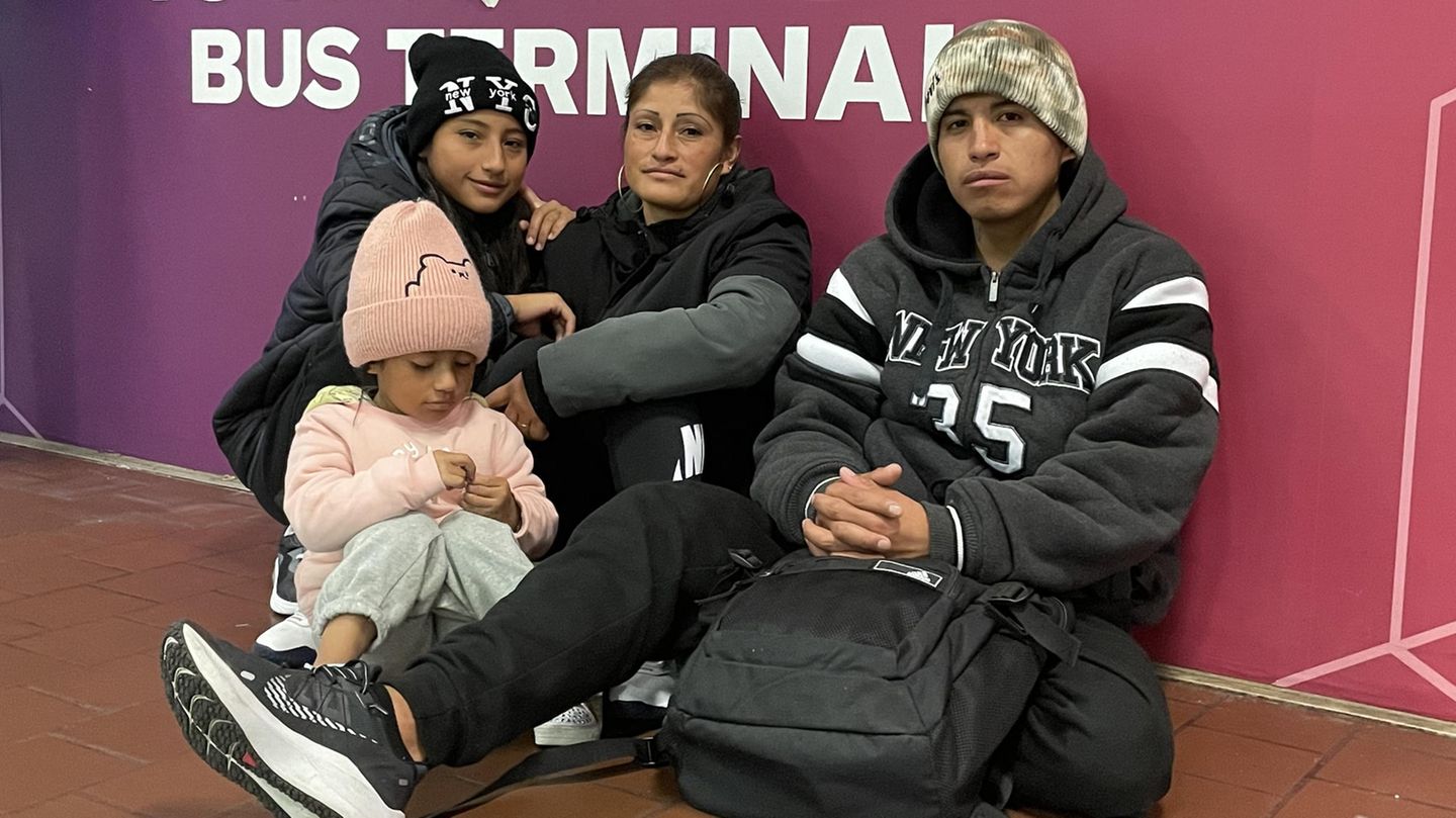 Migrationskrise in den USA: Gustavo (r.) sitzt mit seiner Frau Karina (M) und ihren beiden Töchtern am Busbahnhof in New York. Die Familie aus Ecuador hofft wie viele andere auf ein besseres Leben in den USA. Gustavo (r.) sitzt mit seiner Frau Karina (M) und ihren beiden Töchtern am Busbahnhof in New York. Die Familie aus Ecuador hofft wie viele andere auf ein besseres Leben in den USA.
