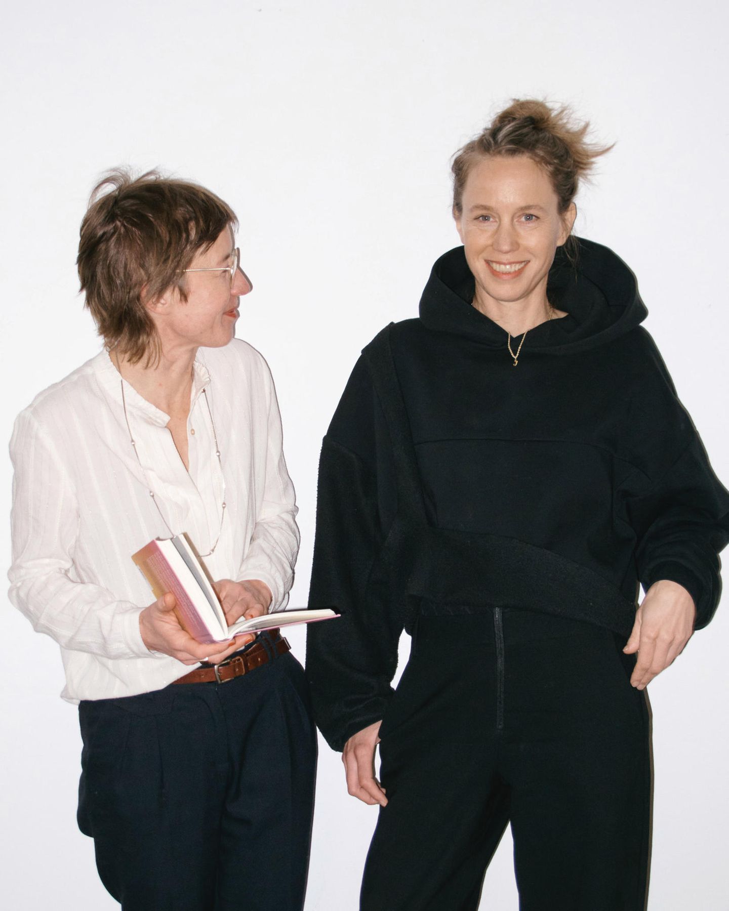Midlife Marietta Schwarz Katja Bigalke Marietta Schwarz steht neben Katja Bigalke und schaut sie an