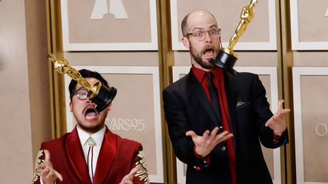 Dan Kwan und Daniel Scheinert feiern ihre Oscars