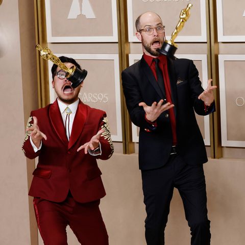 Dan Kwan und Daniel Scheinert feiern ihre Oscars