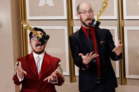 Dan Kwan und Daniel Scheinert feiern ihre Oscars