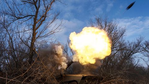Eine ukrainische Panzerhaubitze feuert in der Nähe von Bachmut auf russische Truppen