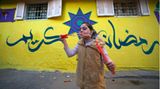 Ein Mädchen bläst Seifenblasen in Gaza Seifenblasen