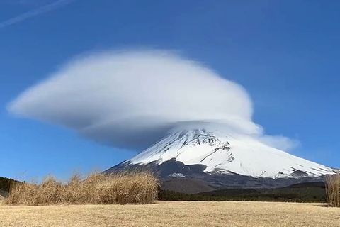 Atemberaubende Zeitraffer: Wolkenscheibe dreht sich über dem Fuji