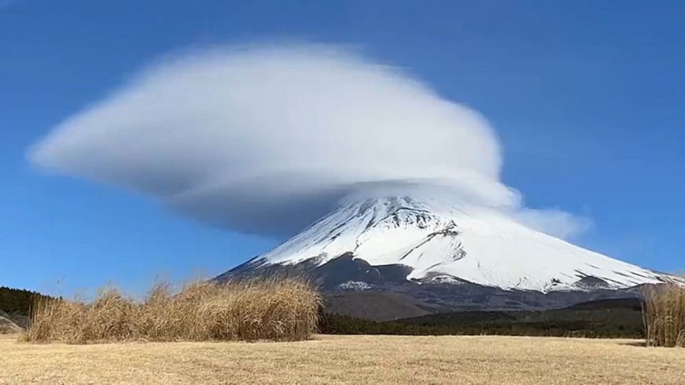 Atemberaubende Zeitraffer: Wolkenscheibe dreht sich über dem Fuji Atemberaubende Zeitraffer: Wolkenscheibe dreht sich über dem Fuji