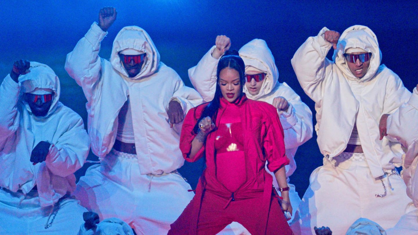 Rihanna: Seniors reenact their Super Bowl show - News in Germany