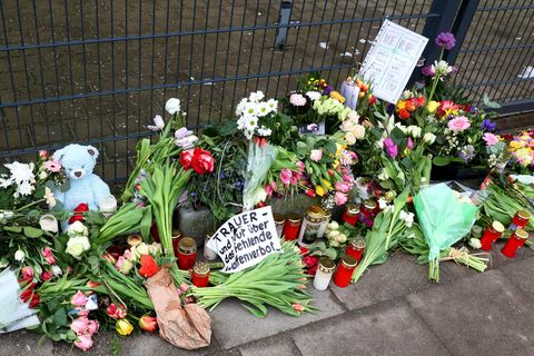 Blumen liegen am Tatort