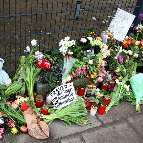 Blumen liegen am Tatort