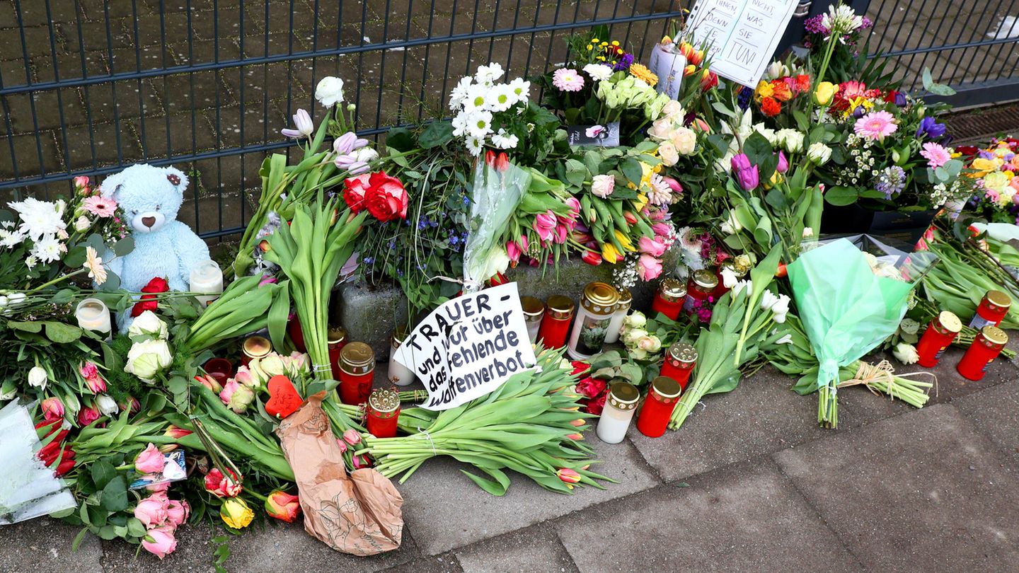 Blumen liegen am Tatort Blumen liegen am Tatort