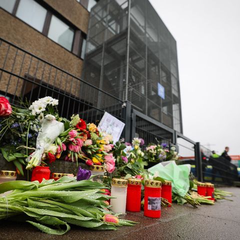 Kerzen und Blumen vor  dem Königreichssaal der Zeugen Jehovas in Hamburgs Norden nach dem Amoklauf mit acht Toten