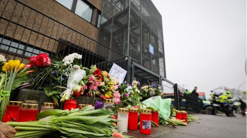 Kerzen und Blumen vor  dem Königreichssaal der Zeugen Jehovas in Hamburgs Norden nach dem Amoklauf mit acht Toten