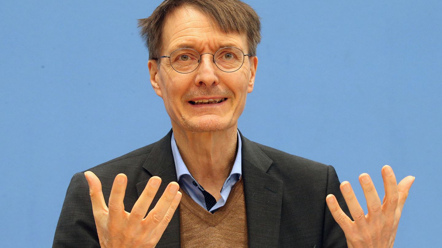 Karl Lauterbach (SPD), Bundesminister für Gesundheit, bei einer Pressekonferenz