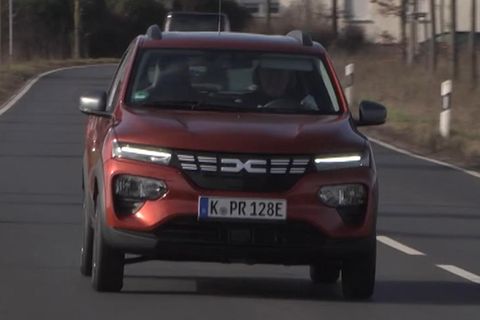 E-Autos im Praxistest: Dacia Spring schlägt Tesla gleich doppelt