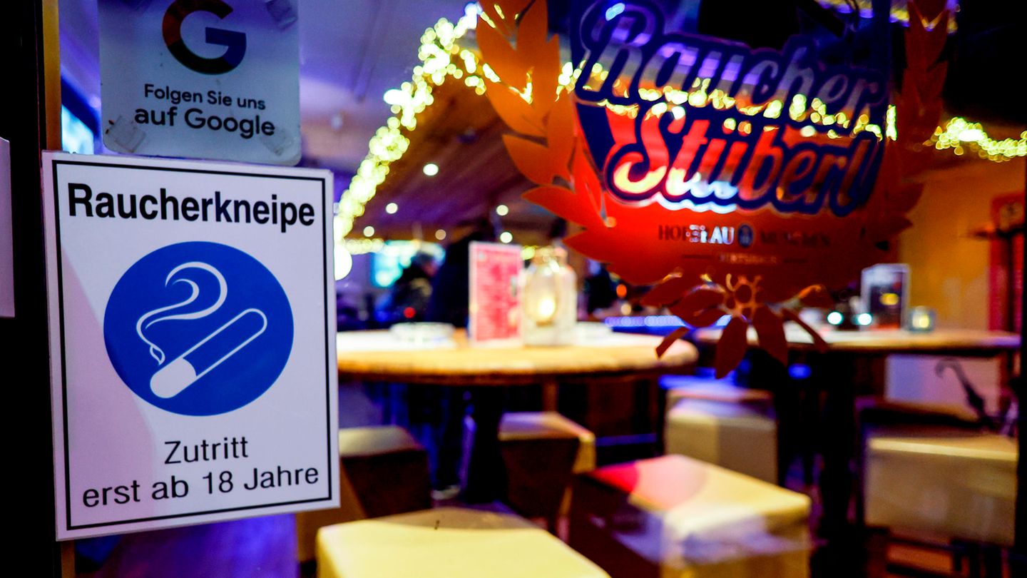 Am Eingang des Hofbräu Raucher Stüberl hängt eine Hinweis zur Alterbeschränkung